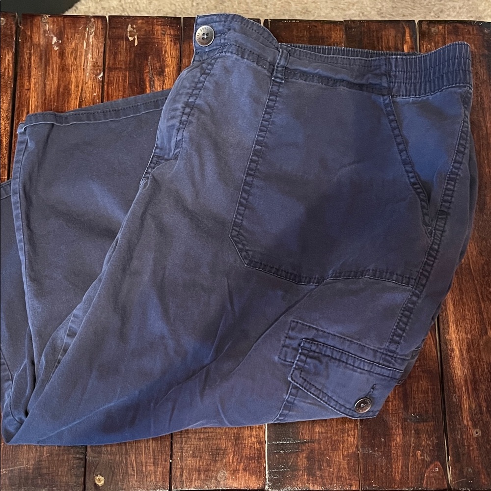 Women’s Navy Capris